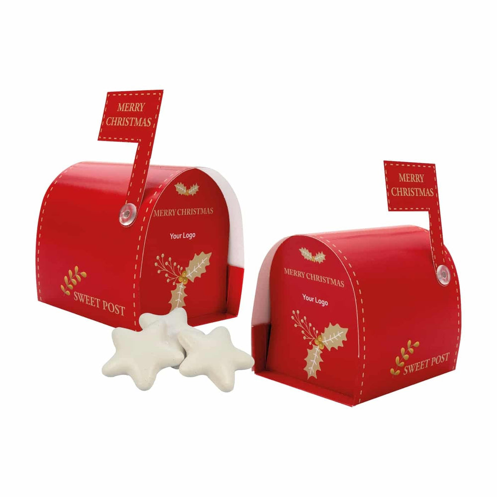 Twee rode kerstbrievenbussen met witte sterkoekjes ervoor