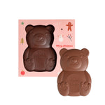 Chocolade beer met logo in een roze doos met eigen ontwerp, met een losse beer ernaast