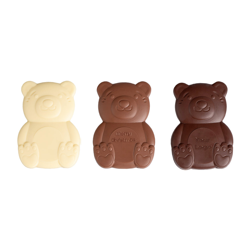 Drie chocolade beren van witte, melk- en pure chocolade naast elkaar