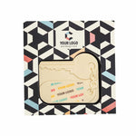 Huissleutel van witte chocolade met kleurrijke print in een doos met grafisch patroon