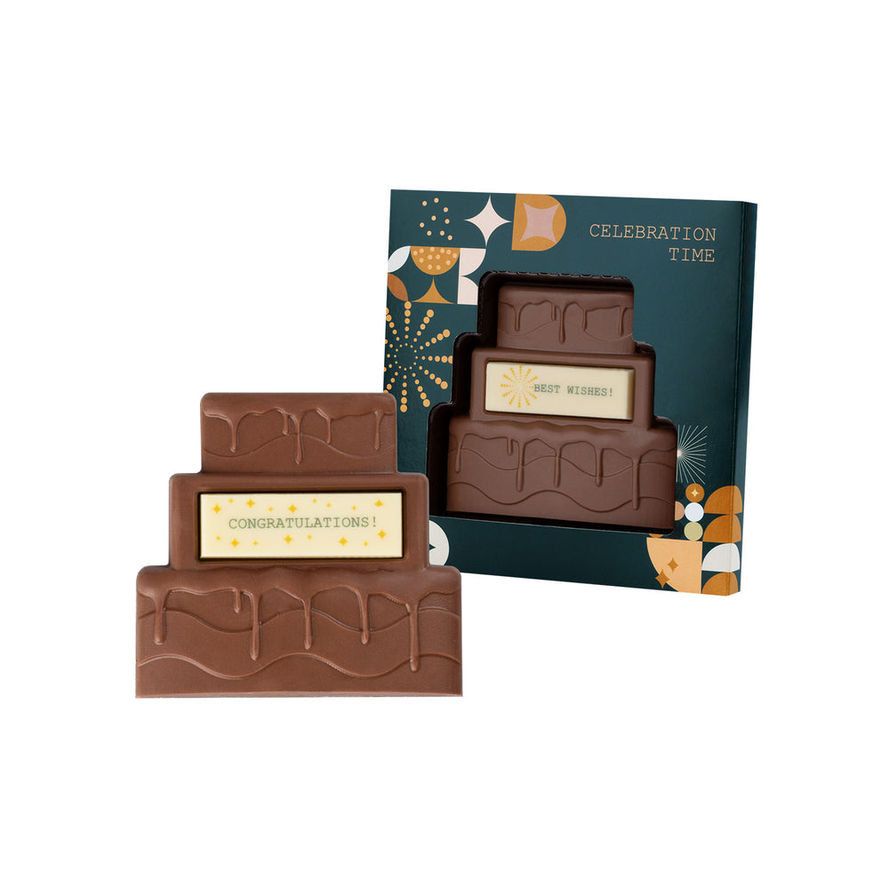 Bedrukte chocolade taart in een doos met grafisch ontwerp, met een losse taart ernaast