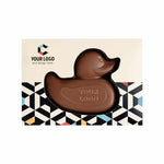Chocolade eend met voorbeeldlogo in een doos met grafisch patroon