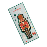 Notenkraker van witte chocolade in rood en groen bedrukt, in een lange kerstdoos