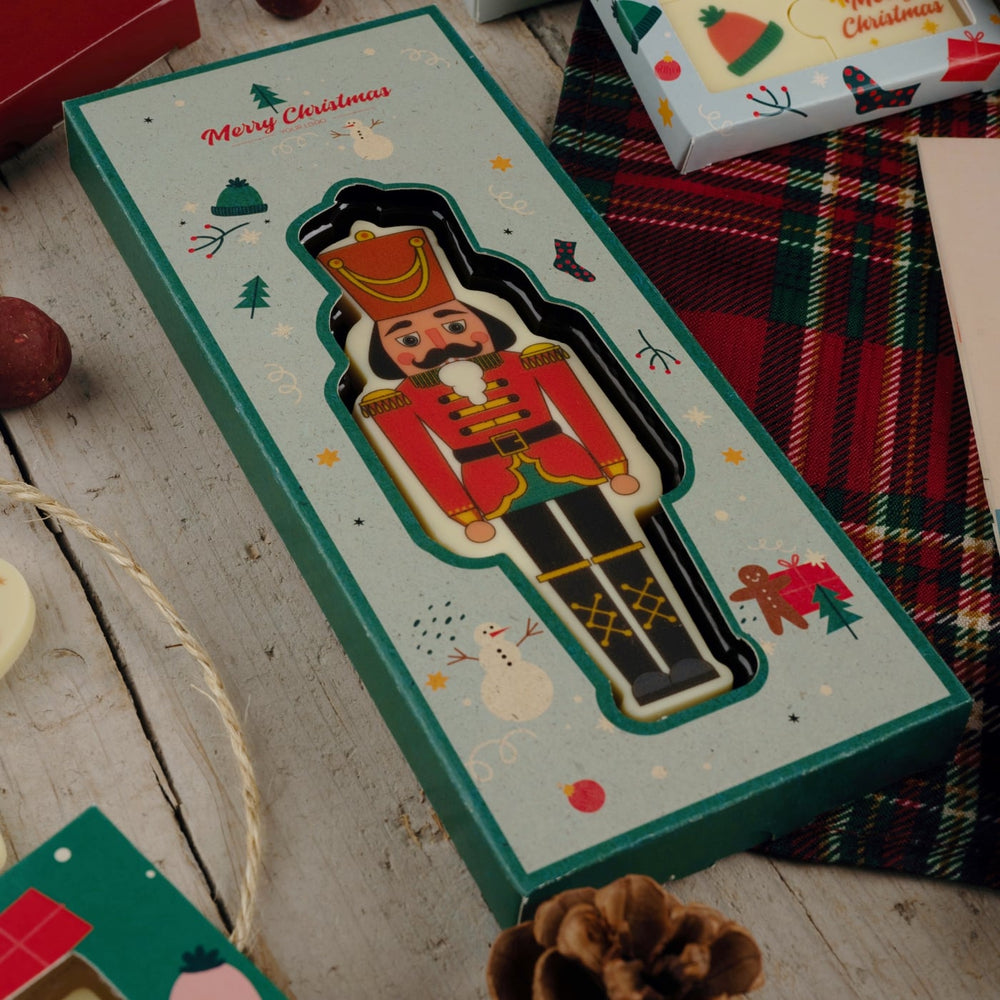 Notenkraker in een lange kerstdoos op een tafel met kerstdecoratie, sfeerbeeld