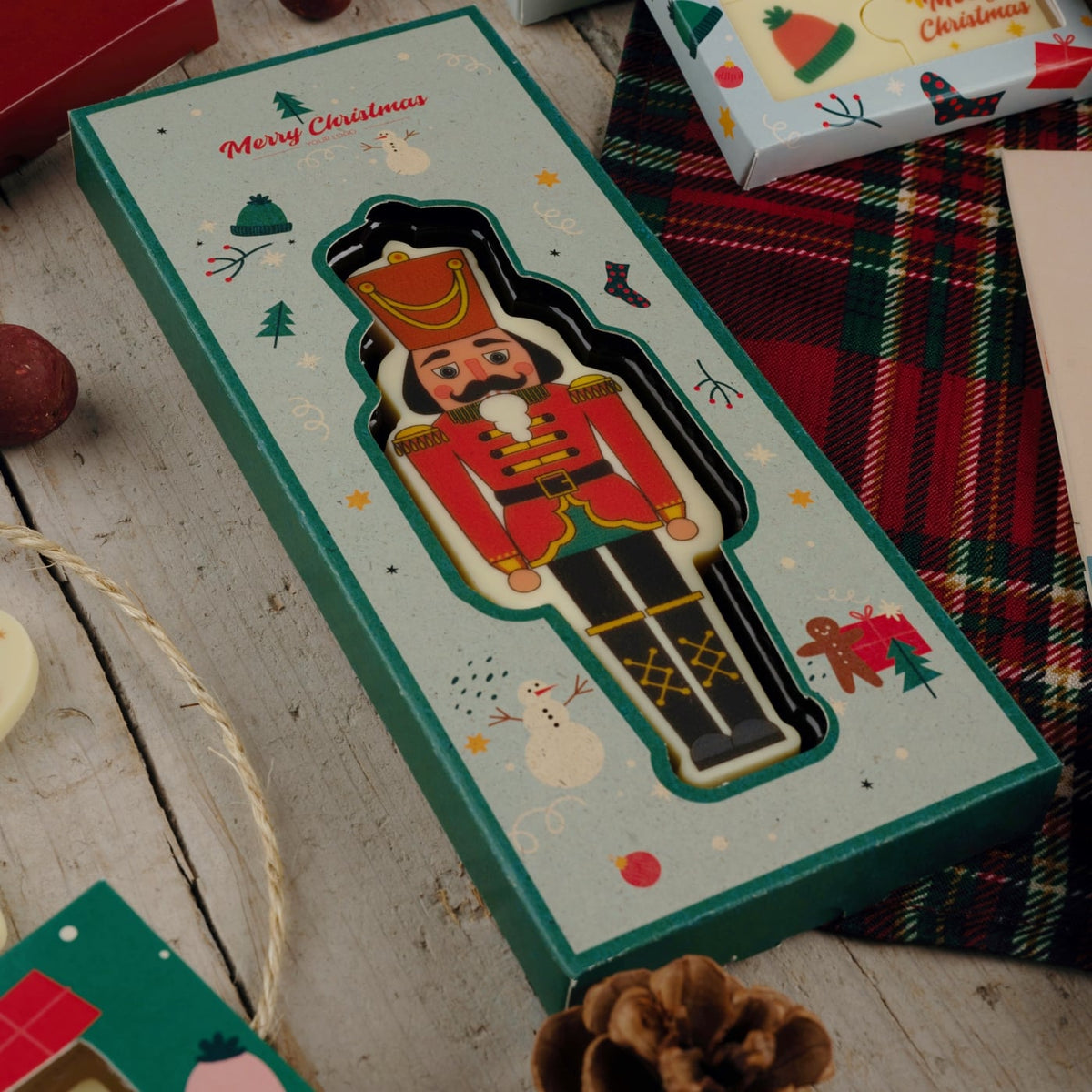Notenkraker in een lange kerstdoos op een tafel met kerstdecoratie, sfeerbeeld