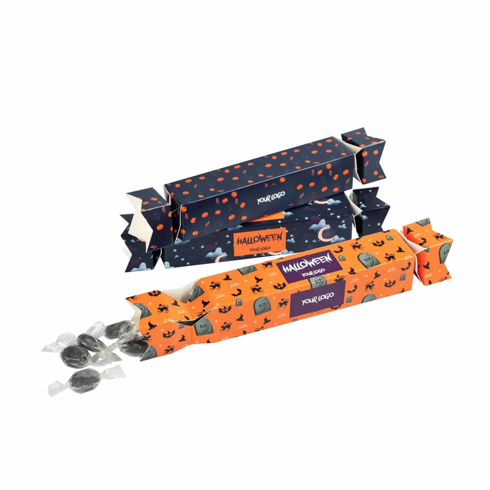 Halloween snoepdoos met logo in oranje en donkerblauw, met losse snoepjes ernaast