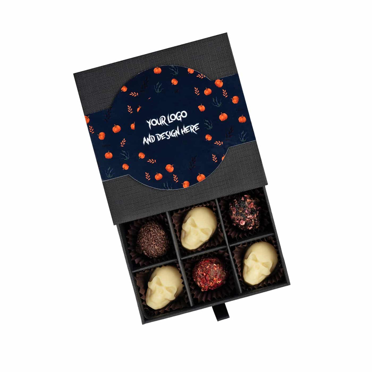 Zwarte doos met Halloween pralines, waaronder witte en melkchocolade schedels, met donkerblauwe banderol