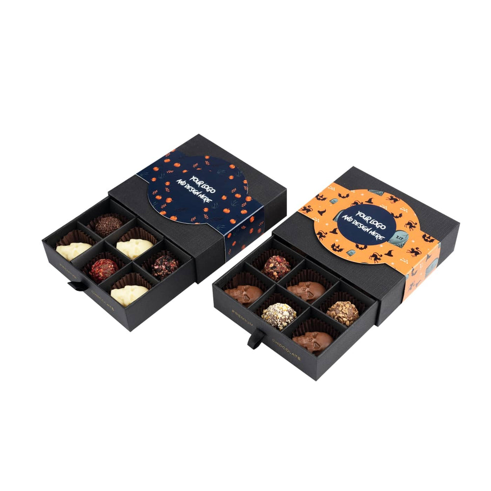Twee dozen Halloween pralines naast elkaar, met donkerblauwe en oranje banderol