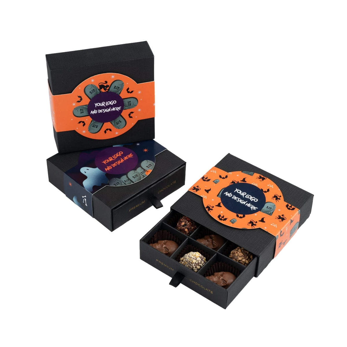 Gestapelde en geopende dozen Halloween pralines met bedrukte banderol