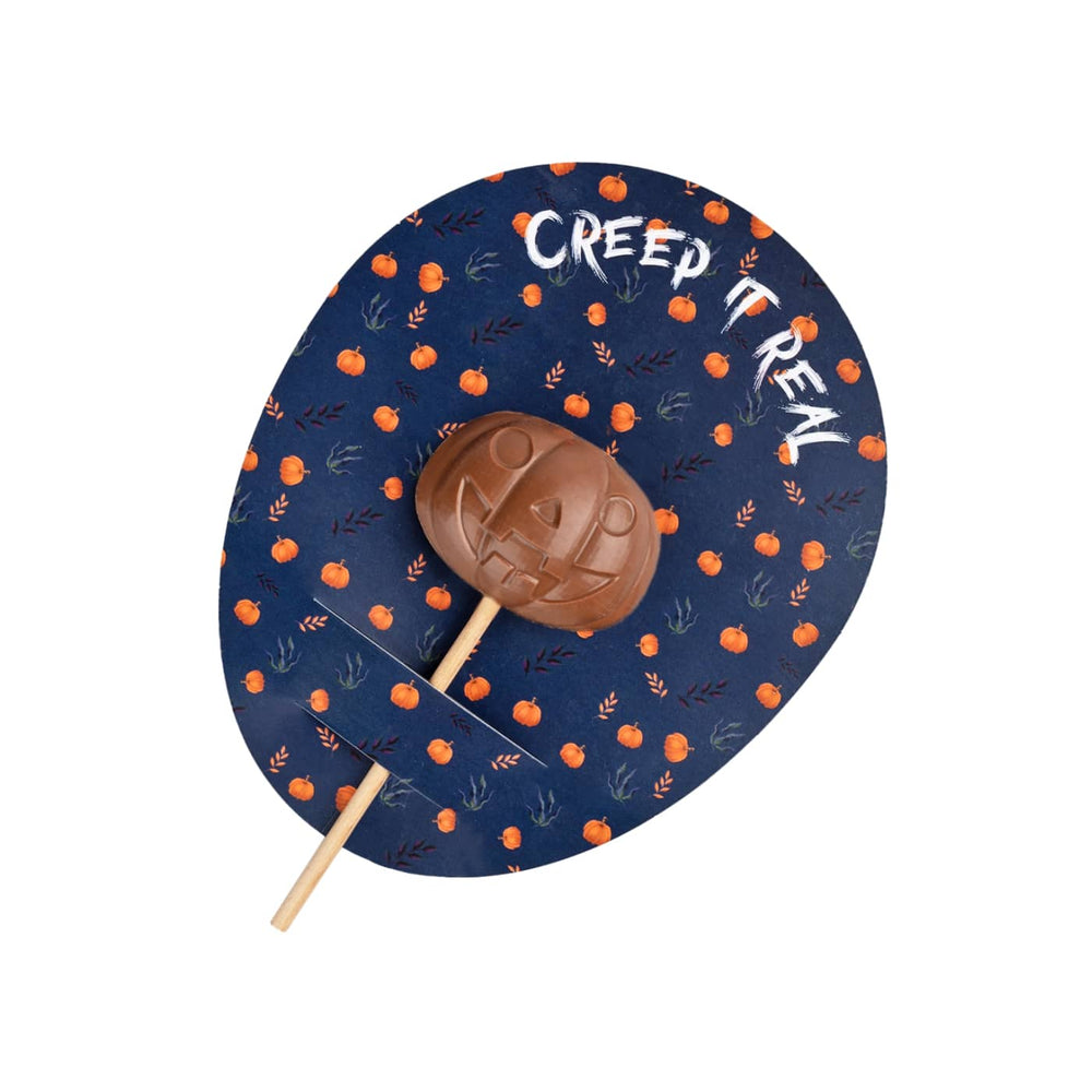 Chocolade pompoen lolly met logo op een donkerblauwe bedrukte kaart met oranje stippen, op een houten stokje