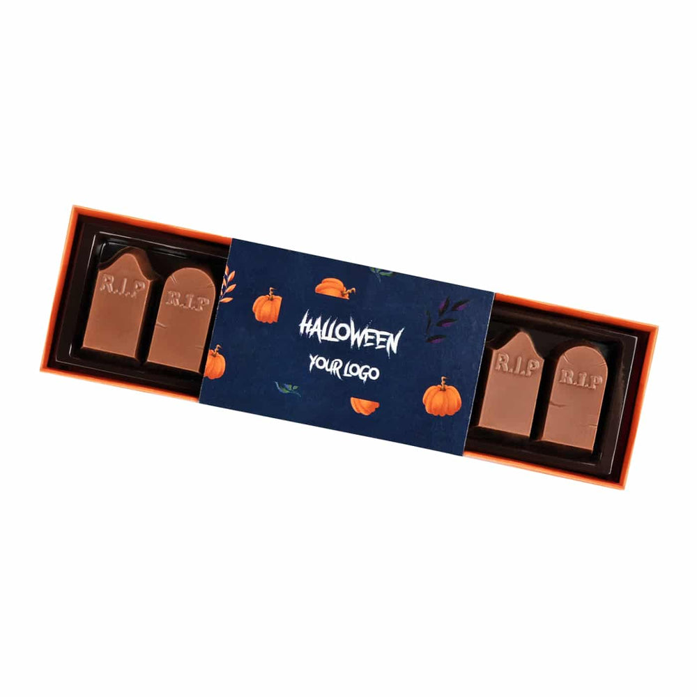 Vensterdoos met chocolade grafstenen met R.I.P. erop en een banderol met pompoenen