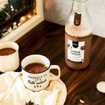 Glazen fles met ingrediënten voor warme chocolademelk en full colour bedrukt etiket