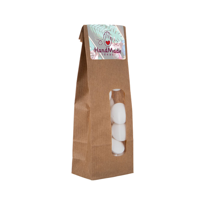 Bruin kraftzakje met venster gevuld met snoep en een full colour sticker