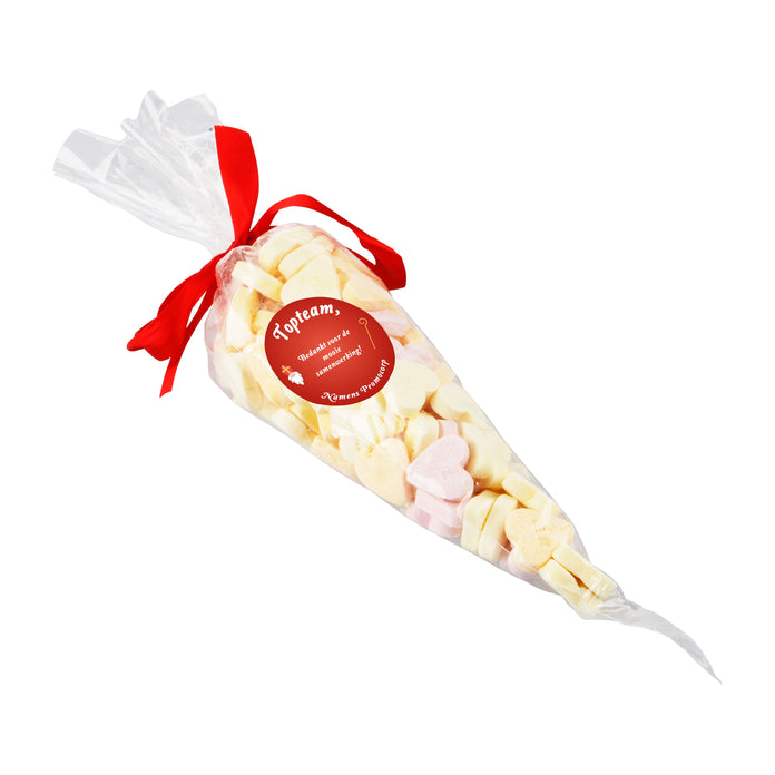 Transparante puntzak gevuld met snoep, met rood lintje en ronde sticker met logo: Vruchtenhartjes