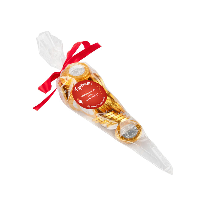 Transparante puntzak gevuld met snoep, met rood lintje en ronde sticker met logo: Chocolade munten