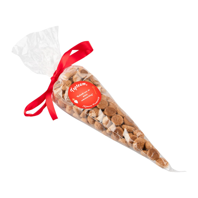 Transparante puntzak gevuld met snoep, met rood lintje en ronde sticker met logo: Kruidnoten