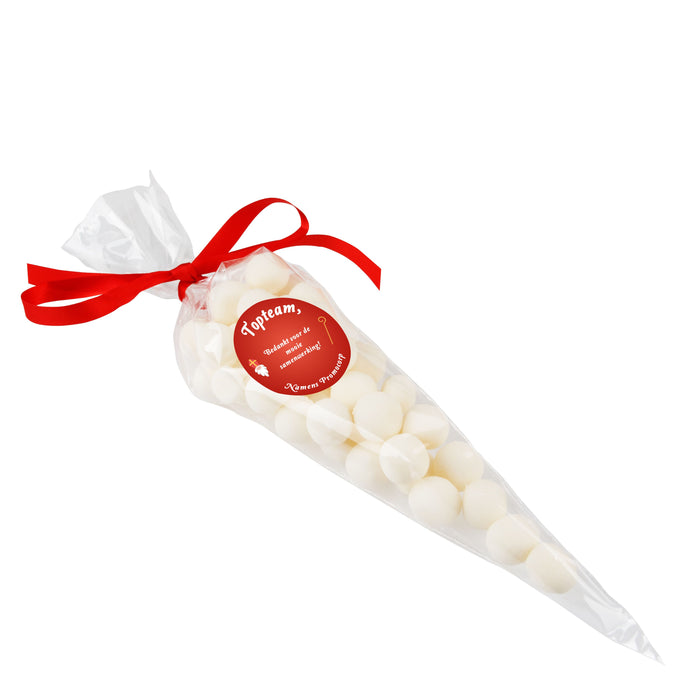 Transparante puntzak gevuld met snoep, met rood lintje en ronde sticker met logo: KING pepermunt ballen