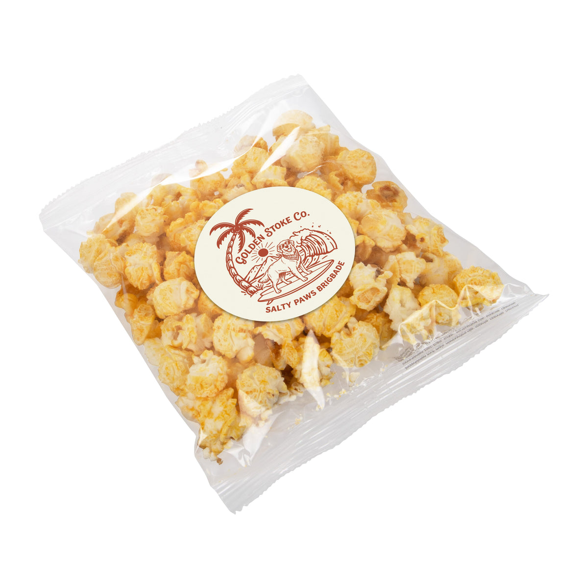 Doorzichtig zakje zoute popcorn met een ronde sticker met logo