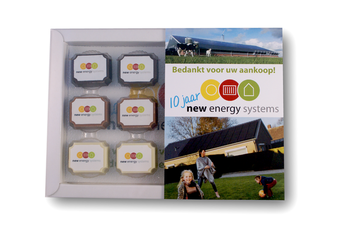 Doos met 12 logobonbons en een halve huls in eigen ontwerp