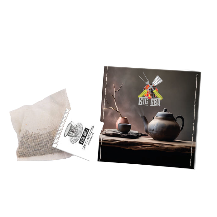 Katoenen theebuidel met thee naast een full colour bedrukt papieren zakje: Earl grey thee