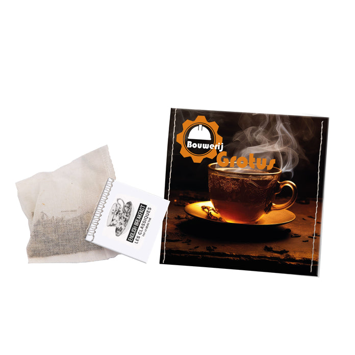 Katoenen theebuidel met thee naast een full colour bedrukt papieren zakje: English breakfast thee