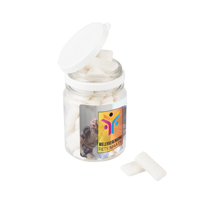 Transparant kunststof potje met wit deksel, gevuld met snoep en voorzien van een full colour sticker: Suikervrije kauwgom