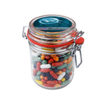 Glazen weckpot van 0,4 liter gevuld met snoep en ronde sticker met logo op het deksel