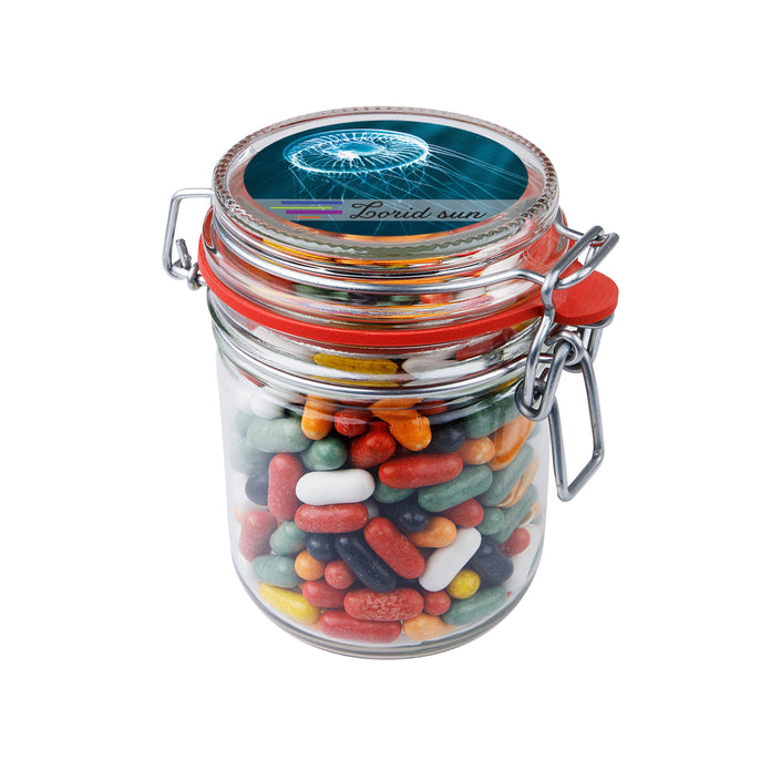 Glazen weckpot van 0,4 liter gevuld met snoep en ronde sticker met logo op het deksel