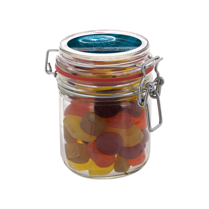 Glazen weckpot van 0,4 liter gevuld met snoep en ronde sticker met logo op het deksel: Winegums