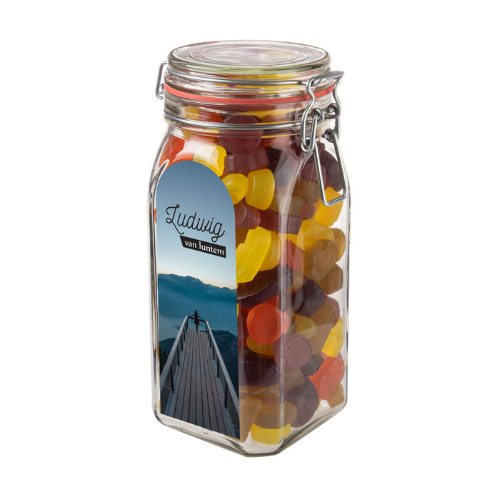 Grote glazen weckpot van 1,5 liter gevuld met snoep en sticker met logo op de voorzijde: Winegums
