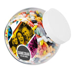 Grote glazen snoeppot van 2 liter met wit deksel, gevuld met snoep en met een ronde sticker met logo