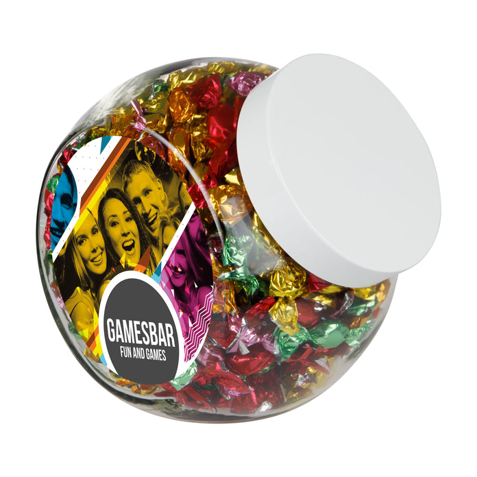 Grote glazen snoeppot van 2 liter met wit deksel, gevuld met snoep en met een ronde sticker met logo: Metallic sweets / Wit