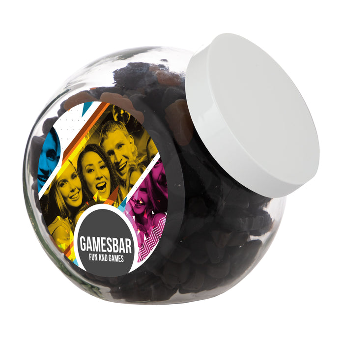 Grote glazen snoeppot van 2 liter met wit deksel, gevuld met snoep en met een ronde sticker met logo: Gemengd Drop / Wit