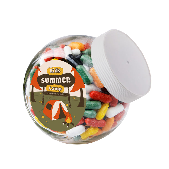 Middelgrote glazen snoeppot van 0,9 liter met wit deksel, gevuld met snoep en met logosticker op de voorkant