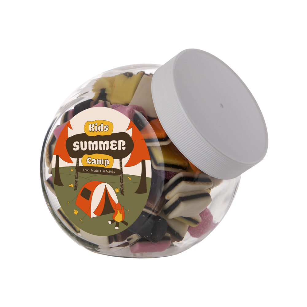 Middelgrote glazen snoeppot van 0,9 liter met wit deksel, gevuld met snoep en met logosticker op de voorkant: Engels drop / Wit
