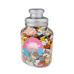 Hoge nostalgische glazen snoeppot gevuld met snoep, met een ronde sticker met logo op de voorzijde
