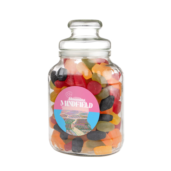 Hoge nostalgische glazen snoeppot gevuld met snoep, met een ronde sticker met logo op de voorzijde: Winegums