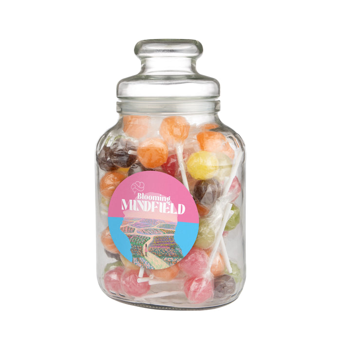 Hoge nostalgische glazen snoeppot gevuld met snoep, met een ronde sticker met logo op de voorzijde: Lolly mix