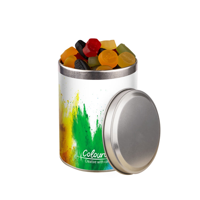 Rond zilverkleurig snoepblik van 0,9 liter met een full colour wikkel met logo rondom: Winegums
