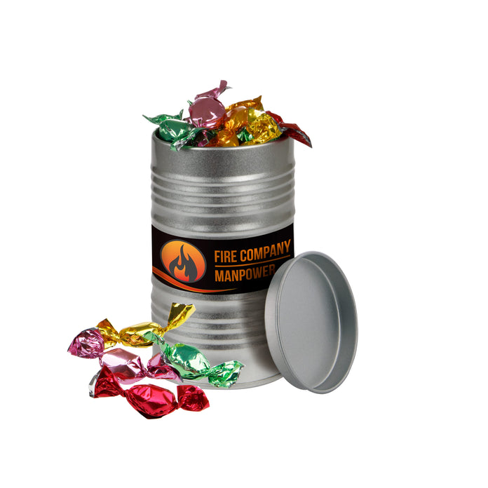 Zilverkleurig blikje in de vorm van een olievat, gevuld met snoep, met een full colour sticker met logo rondom: Metallic sweets