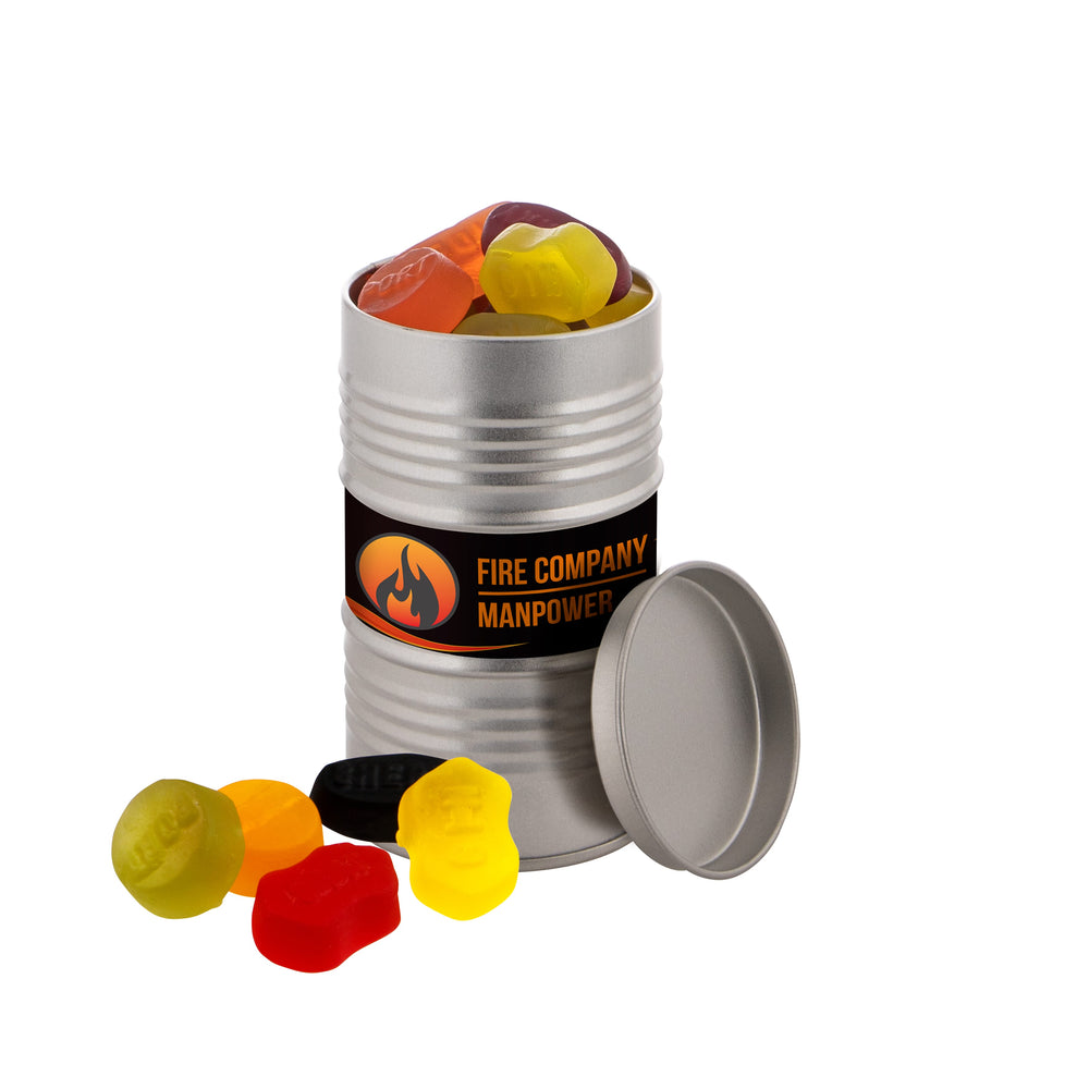 Zilverkleurig blikje in de vorm van een olievat, gevuld met snoep, met een full colour sticker met logo rondom: Winegums