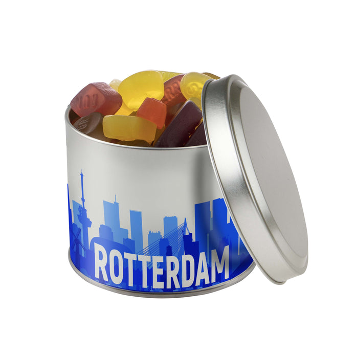 Rond snoepblik van 0,6 liter dat rondom direct in full colour is bedrukt met een eigen ontwerp: Winegums