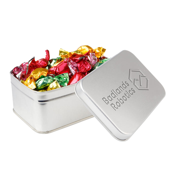 Rechthoekig zilverkleurig snoepblik met een logo in embossing op het deksel: Metallic sweets