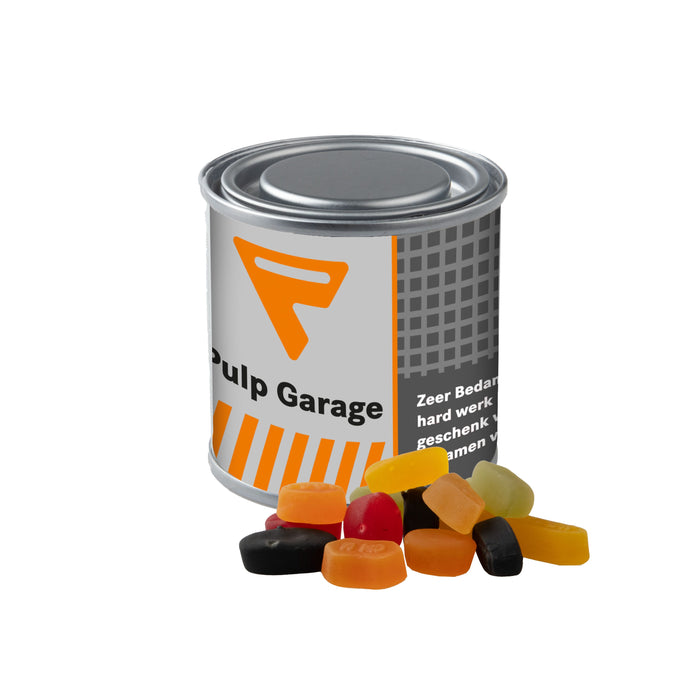 Klein zilverkleurig verfblikje, gevuld met snoep en met een full colour wikkel met logo: Winegums