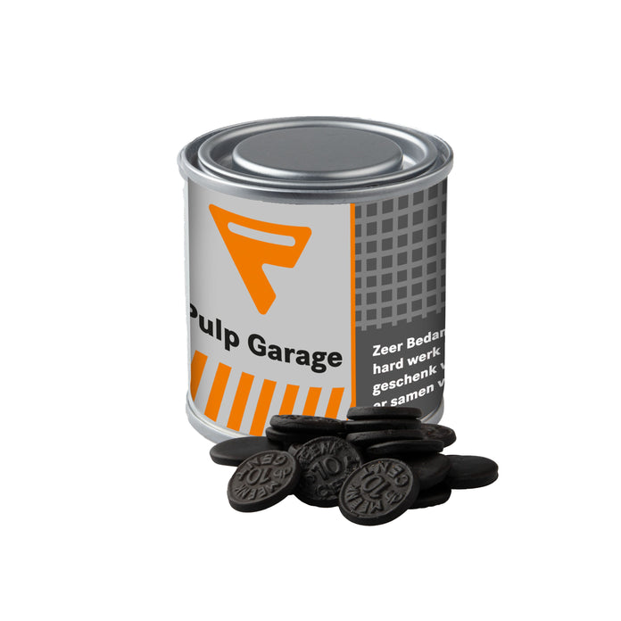 Klein zilverkleurig verfblikje, gevuld met snoep en met een full colour wikkel met logo: Muntdrop