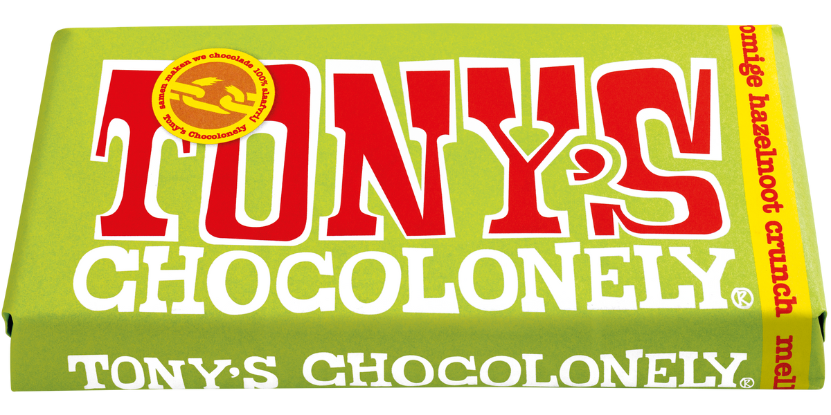 Tony's Chocolonely reep melk hazelnoot crunch, schuin van voren