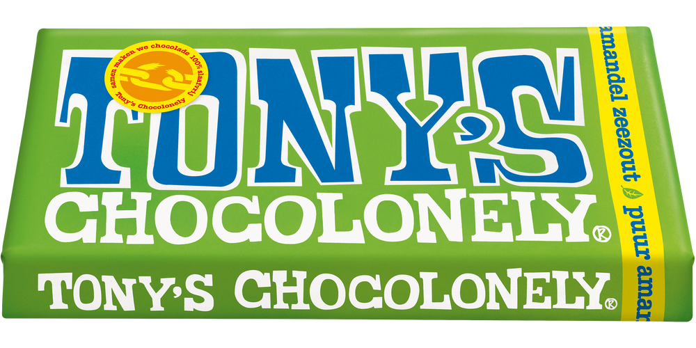 Tony's Chocolonely reep puur amandel zeezout, schuin van voren