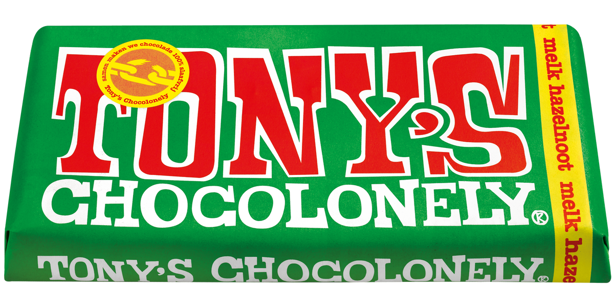 Tony's Chocolonely reep melk hazelnoot, schuin van voren