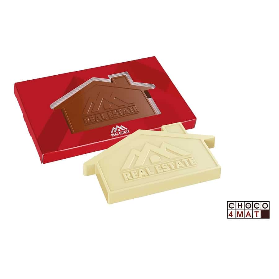 Twee chocolade huizen, van melk- en witte chocolade, in een rode doos met eigen ontwerp