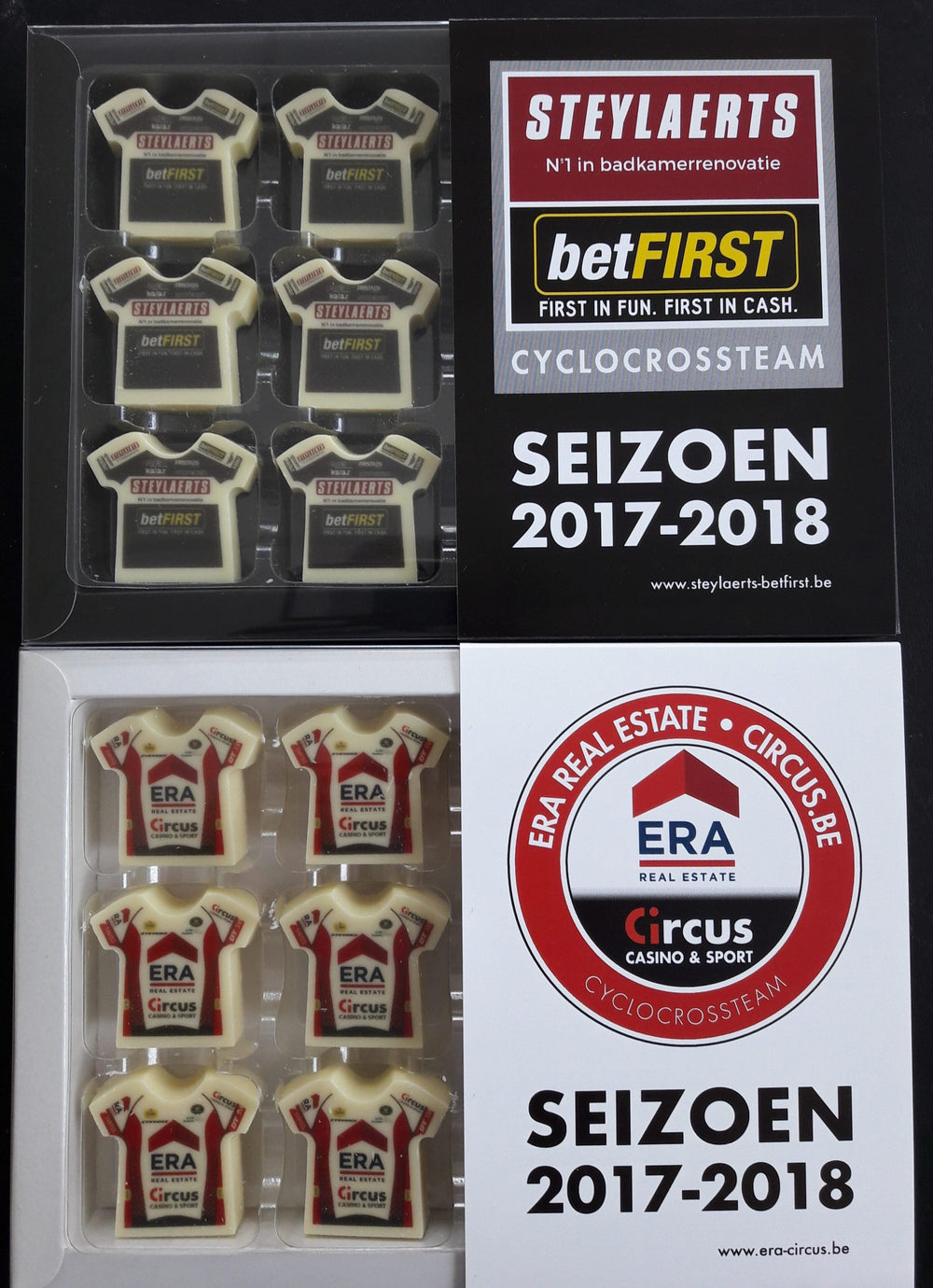 Twee doosjes chocolade shirts met elk een eigen bedrukte huls